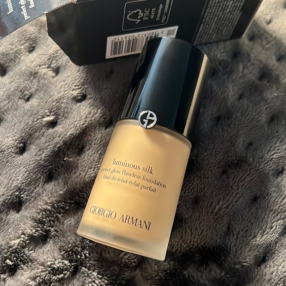 Armani Beauty Luminous Silk Perfect Glow Flawless Oil-Free
Foundation NEW 4 - Picture 4 of 5